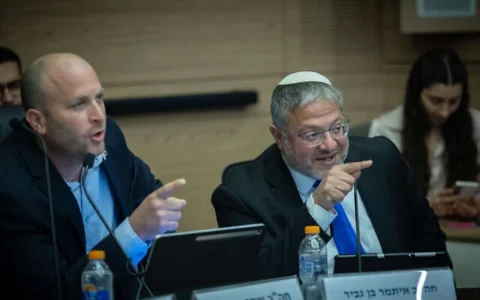 Le député Yitzhak Kroizer (à gauche) aux côtés du chef de son parti Otzma Yehudit, le ministre de la Sécurité intérieure Itamar Ben Gvir, lors d'une réunion de la commission de l'Intérieur à la Knesset, à Jérusalem, le 8 juillet 2026. (Yonatan Sindel/Flash90)