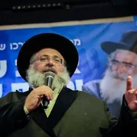 Le rabbin Haïm Yosef Abergel s'adressant à ses partisans lors de la soirée de lancement du parti Achi (« Mon frère »), à Netivot, dans le sud du pays, le 14 juillet 2026. (Crédit : Tsafrir Abayov/Flash90)