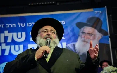 Le rabbin Haïm Yosef Abergel s'adressant à ses partisans lors de la soirée de lancement du parti Achi (« Mon frère »), à Netivot, dans le sud du pays, le 14 juillet 2026. (Crédit : Tsafrir Abayov/Flash90) Le rabbin Haïm Yosef Abergel s'adressant à ses partisans lors de la soirée de lancement du parti Achi (« Mon frère »), à Netivot, dans le sud du pays, le 14 juillet 2026. (Crédit : Tsafrir Abayov/Flash90)