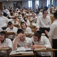 Des étudiants de yeshiva étudient à la yeshiva Kamenitz à Jérusalem, le 19 août 2026. (Crédit: Chaim Goldberg/Flash90)
