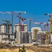 Des immeubles résidentiels en construction, à Jérusalem, le 23 août 2026. (Crédit : Yossi Aloni/Flash90)