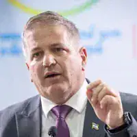 Le ministre de l’Éducation, Yoav Kisch, au ministère de l’Éducation, en préparation de la rentrée scolaire prévue le lendemain, à Jérusalem, le 31 août 2026. (Crédit : Chaïm Goldberg/Flash90)