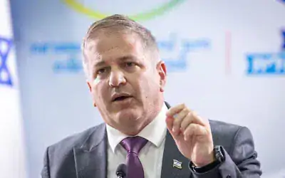 Le ministre de l’Éducation, Yoav Kisch, au ministère de l’Éducation, en préparation de la rentrée scolaire prévue le lendemain, à Jérusalem, le 31 août 2026. (Crédit : Chaïm Goldberg/Flash90)
