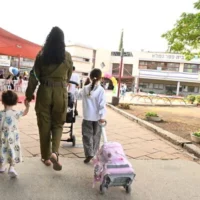 Illustration : Des enfants arrivent pour la rentrée à l'école Gamla à Katzrin, dans le nord, le 1er septembre 2026. (Michael Giladi/Flash90)