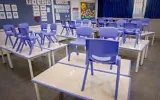 Une salle de classe prête pour la rentrée scolaire à l'école primaire Paula Ben Gurion, à Jérusalem, le 1ᵉʳ septembre 2026. (Crédit : Yossi Zamir/Flash90)