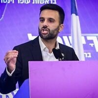 Yoseph Haddad, membre du parti Amkha Yisrael s'exprime lors d'une conférence de presse à Tel-Aviv, le 2 septembre 2026. (Crédit : Avshalom Sassoni/Flash90)