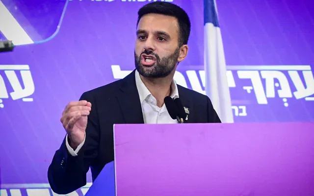 Yoseph Haddad, membre du parti Amkha Yisrael, s’exprime lors d’une conférence de presse à Tel Aviv, le 2 septembre 2026. (Crédit: Avshalom Sassoni/Flash90)
