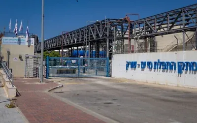 Vue d'ensemble d'une usine de dessalement d'eau dans le sud d'Israël, le 2 septembre 2026. (Crédit : Yossi Aloni/Flash90) Vue d'ensemble d'une usine de dessalement d'eau dans le sud d'Israël, le 2 septembre 2026. (Crédit : Yossi Aloni/Flash90)