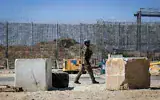 Des soldats israéliens le long de la frontière avec la bande de Gaza, le 6 septembre 2026. (Crédit : Tsafrir Abayov/Flash90)