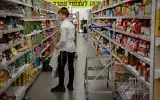 Un client faisant ses courses dans un supermarché de Jérusalem, la veille du début de Rosh HaShana, le Nouvel an juif, le 10 septembre 2026. (Crédit : Rachel Alroey/Flash90)