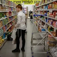 Un client faisant ses courses dans un supermarché de Jérusalem, la veille du début de Rosh HaShana, le Nouvel an juif, le 10 septembre 2026. (Crédit : Rachel Alroey/Flash90)