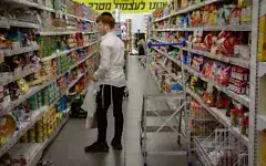 Un client faisant ses courses dans un supermarché de Jérusalem, la veille du début de Rosh HaShana, le Nouvel an juif, le 10 septembre 2026. (Crédit : Rachel Alroey/Flash90)