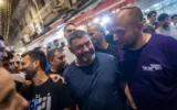 Ofer Winter (au centre), chef du parti « Amkha Yisrael (« Ton peuple, Israël ») », et Yoseph Haddad (au centre), membre du parti, visitent le marché de Mahane Yehuda à Jérusalem à l’approche des prochaines élections législatives, le 17 septembre 2026. (Crédit : Chaïm Goldberg/Flash90)