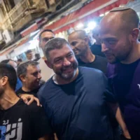 Ofer Winter (au centre), chef du parti « Amkha Yisrael (« Ton peuple, Israël ») », et Yoseph Haddad (au centre), membre du parti, visitent le marché de Mahane Yehuda à Jérusalem à l’approche des prochaines élections législatives, le 17 septembre 2026. (Crédit : Chaïm Goldberg/Flash90)