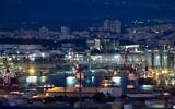 Vue nocturne du port de Haïfa et de ses environs, dans la ville de Haïfa, au nord d'Israël, le 17 septembre 2026. (Crédit : Sharon Leibel/Flash90)