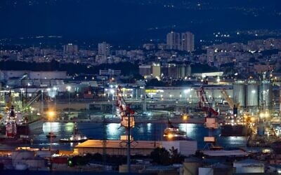 Vue nocturne du port de Haïfa et de ses environs, dans la ville de Haïfa, au nord d'Israël, le 17 septembre 2026. (Crédit : Sharon Leibel/Flash90)