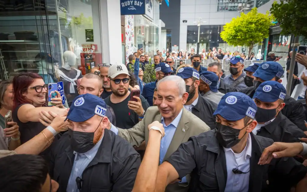 Le Premier ministre Benjamin Netanyahu, entouré de ses partisans, lors d'une tournée de campagne électorale à Ashdod, dans le sud du pays, le 29 septembre 2026. (Crédit : Liron Moldovan/Flash90)