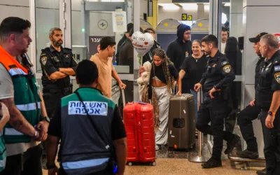 Des passagers du vol FZ1073 de flydubai traversent le hall des arrivées de l'aéroport international Ben Gurion, après que leur vol initial reliant Dubaï à Israël a effectué un atterrissage d'urgence en Arabie saoudite à la suite d'un attentat terroriste perpétré par le copilote, qui a attaqué le commandant de bord et tenté de faire s'écraser l'avion, le 30 septembre 2026. (Crédit : Avshalom Sassoni/Flash90)