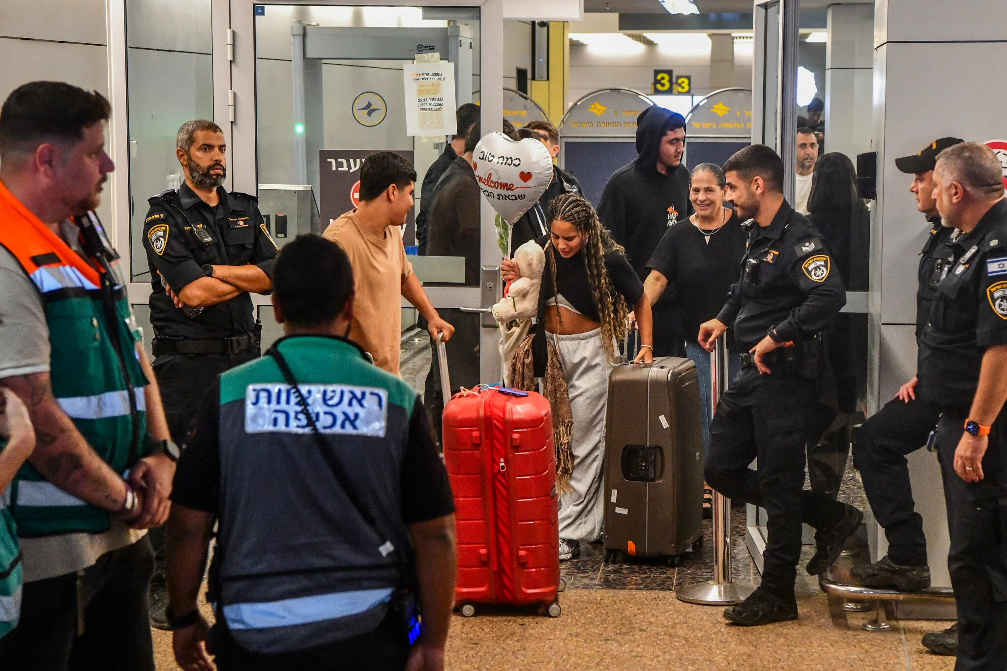 Des passagers du vol FZ1073 de flydubai traversent le hall des arrivées de l'aéroport international Ben Gurion, après que leur vol initial reliant Dubaï à Israël a effectué un atterrissage d'urgence en Arabie saoudite à la suite d'un attentat terroriste perpétré par le copilote, qui a attaqué le commandant de bord et tenté de faire s'écraser l'avion, le 30 septembre 2026. (Crédit : Avshalom Sassoni/Flash90) Des passagers du vol FZ1073 de flydubai traversent le hall des arrivées de l'aéroport international Ben Gurion, après que leur vol initial reliant Dubaï à Israël a effectué un atterrissage d'urgence en Arabie saoudite à la suite d'un attentat terroriste perpétré par le copilote, qui a attaqué le commandant de bord et tenté de faire s'écraser l'avion, le 30 septembre 2026. (Crédit : Avshalom Sassoni/Flash90)