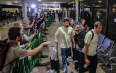 Les passagers du vol FZ1073 de flydubai, qui ont survécu à une tentative d'attentat terroriste, traversant avec leurs proches le hall des arrivées de l'aéroport Ben Gurion, près de Tel Aviv, le 30 septembre 2026, après être rentrés chez eux à bord d'un autre vol flydubai. (Crédit : Flash90)
