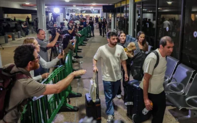 Les passagers du vol FZ1073 de flydubai, qui ont survécu à une tentative d'attentat terroriste, traversant avec leurs proches le hall des arrivées de l'aéroport Ben Gurion, près de Tel Aviv, le 30 septembre 2026, après être rentrés chez eux à bord d'un autre vol flydubai. (Crédit : Flash90) Les passagers du vol FZ1073 de flydubai, qui ont survécu à une tentative d'attentat terroriste, traversant avec leurs proches le hall des arrivées de l'aéroport Ben Gurion, près de Tel Aviv, le 30 septembre 2026, après être rentrés chez eux à bord d'un autre vol flydubai. (Crédit : Flash90)