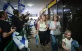 Des passagers du vol FZ1073 de flydubai marchent avec leurs proches après leur arrivée en Israël, à la suite d’une tentative présumée de faire s’écraser leur avion, à l’aéroport Ben Gurion, le 30 septembre 2026. (Crédit : Jamal Awad/Flash90)