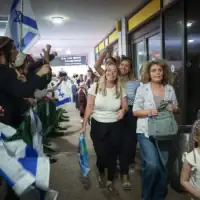 Des passagers du vol FZ1073 de flydubai marchent avec leurs proches après leur arrivée en Israël, à la suite d’une tentative présumée de faire s’écraser leur avion, à l’aéroport Ben Gurion, le 30 septembre 2026. (Crédit : Jamal Awad/Flash90)