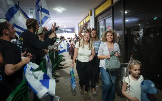 Des passagers du vol FZ1073 de flydubai marchent avec leurs proches après leur arrivée en Israël, à la suite d’une tentative présumée de faire s’écraser leur avion, à l’aéroport Ben Gurion, le 30 septembre 2026. (Crédit : Jamal Awad/Flash90) Des passagers du vol FZ1073 de flydubai marchent avec leurs proches après leur arrivée en Israël, à la suite d’une tentative présumée de faire s’écraser leur avion, à l’aéroport Ben Gurion, le 30 septembre 2026. (Crédit : Jamal Awad/Flash90)