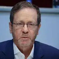 Le président Isaac Herzog au quartier général de la division Judée-Samarie de Tsahal, situé près de l’implantation de Beit El en Cisjordanie, le 30 septembre 2026. (Crédit : Jonathan Shaul/Flash90)