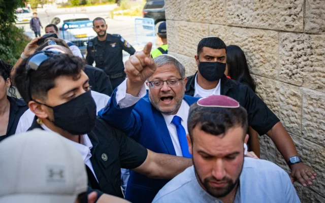Le ministre de la Sécurité nationale, Itamar Ben Gvir, arrive à la Cour suprême de Jérusalem pour une audience consacrée à l'interdiction des partis et candidats arabes lors des prochaines élections, le 1er octobre 2026. (Crédit: Yonatan Sindel/Flash90)
