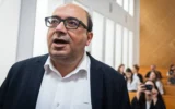 Sami Abou Shehadeh assiste à une audience de la Cour suprême consacrée à la décision de la commission centrale électorale de l’exclure de la course aux élections à la Knesset, à Jérusalem, le 1ᵉʳ octobre 2026. (Crédit : Yonatan Sindel/Flash90)