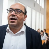 Sami Abou Shehadeh assiste à une audience de la Cour suprême consacrée à la décision de la commission centrale électorale de l’exclure de la course aux élections à la Knesset, à Jérusalem, le 1ᵉʳ octobre 2026. (Crédit : Yonatan Sindel/Flash90)