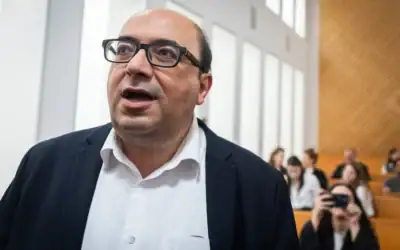Sami Abou Shehadeh assiste à une audience de la Cour suprême consacrée à la décision de la commission centrale électorale de l’exclure de la course aux élections à la Knesset, à Jérusalem, le 1ᵉʳ octobre 2026. (Crédit : Yonatan Sindel/Flash90)