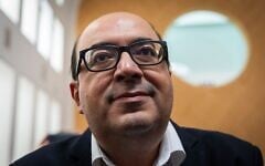 Sami Abu Shehadeh, chef du parti Balad, lors d'une audience devant la Cour suprême, à Jérusalem, concernant la décision de la Commission centrale électorale de le disqualifier, avec son parti, des prochaines élections à la Knesset, le 1er octobre 2026. (Crédit : Yonatan Sindel/Flash90)
