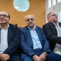Le président du parti Balad, Sami Abu Shehadeh, ainsi que les députés Ahmad Tibi et Ofer Cassif, à la Cour suprême de Jérusalem, le 1er octobre 2026. (Crédit: Yonatan Sindel/Flash90)