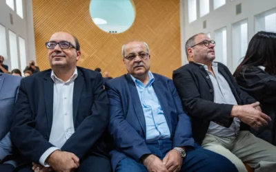 Le président du parti Balad, Sami Abu Shehadeh, ainsi que les députés Ahmad Tibi et Ofer Cassif, à la Cour suprême de Jérusalem, le 1er octobre 2026. (Crédit: Yonatan Sindel/Flash90) Le président du parti Balad, Sami Abu Shehadeh, ainsi que les députés Ahmad Tibi et Ofer Cassif, à la Cour suprême de Jérusalem, le 1er octobre 2026. (Crédit: Yonatan Sindel/Flash90)