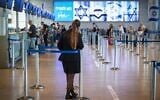 Des passagers à l'aéroport Ben Gurion, près de Tel Aviv, le 4 octobre 2026. (Crédit : Avshalom Sassoni/Flash90)