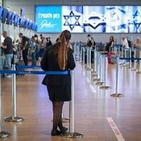 Des passagers à l'aéroport Ben Gurion, près de Tel Aviv, le 4 octobre 2026. (Crédit : Avshalom Sassoni/Flash90)