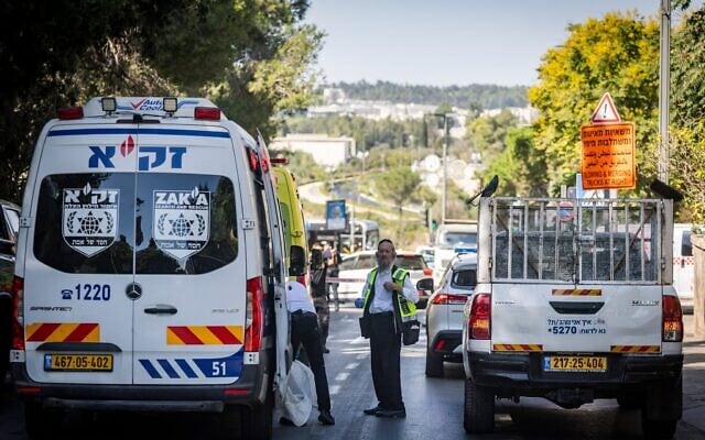 La police et les secours sur les lieux où un camion a percuté et tué une piétonne avant de prendre la fuite, à Jérusalem, le 4 octobre 2026. (Crédit : Yonatan Sindel/Flash90)