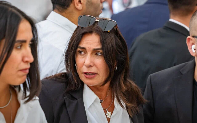 La ministre des Transports, Miri Regev, assistant à une cérémonie commémorative nationale en hommage aux civils assassinés le 7-Octobre, trois ans après le pogrom perpétré par le groupe terroriste palestinien du Hamas le 7 octobre 2023, au mont Herzl à Jérusalem, le 5 octobre 2026. (Crédit : Olivier Fitoussi/Pool/Flash90)