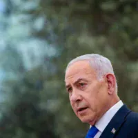 Le Premier ministre Benjamin Netanyahu s’exprimant lors d’une cérémonie nationale à la mémoire des civils assassinés lors du pogrom perpétré par le groupe terroriste palestinien du Hamas le 7 octobre 2023, marquant le troisième anniversaire des massacres, au mont Herzl, à Jérusalem, le 5 octobre 2026. (Crédit : Olivier Fitoussi/POOL)