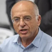 Le président de la commission centrale électorale, Noam Sohlberg, juge à la Cour suprême, visitant une imprimerie à Kiryat Gat où sont imprimés les bulletins de vote en vue des élections du 5 octobre 2026. (Crédit : Yonatan Sindel/Flash90)