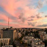 La skyline de Jérusalem au coucher du soleil, le 6 octobre 2026. (Chaim Goldberg/Flash90)
