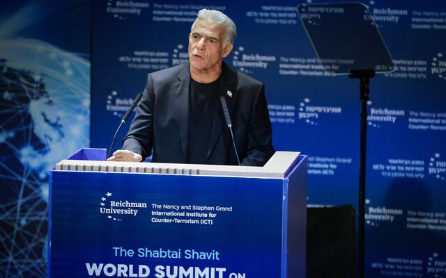 Le chef de l'opposition, Yaïr Lapid, participant au Sommet mondial Shabtai Shavit sur la lutte contre le terrorisme, à l'université Reichman d'Herzliya, le 6 octobre 2026. (Crédit : Tal Gal/Flash90) Le chef de l'opposition, Yaïr Lapid, participant au Sommet mondial Shabtai Shavit sur la lutte contre le terrorisme, à l'université Reichman d'Herzliya, le 6 octobre 2026. (Crédit : Tal Gal/Flash90)