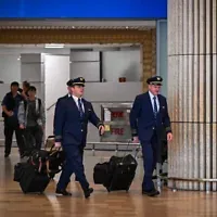 Des membres d'équipage, à l'aéroport international Ben Gurion, près de Tel Aviv, le 7 octobre 2026. (Crédit : Avshalom Sassoni/Flash90)