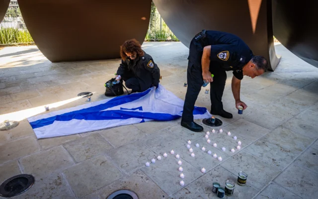 Des membres de la police israélienne participant à une cérémonie commémorative marquant le troisième anniversaire du pogrom perpétré par le groupe terroriste palestinien du Hamas le 7 octobre 2023, à Jérusalem, le 7 octobre 2026. (Crédit : Chaïm Goldberg/Flash90)
