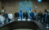 Les membres de la commission de la Constitution, du Droit et de la Justice de la Knesset observant une minute de silence à la mémoire des victimes du pogrom perpétré par le groupe terroriste palestinien du Hamas le 7 octobre 2023, lors d'une séance de la commission, le 7 octobre 2026. (Crédit : Chaïm Goldberg/Flash90)