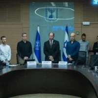 Les membres de la commission de la Constitution, du Droit et de la Justice de la Knesset observant une minute de silence à la mémoire des victimes du pogrom perpétré par le groupe terroriste palestinien du Hamas le 7 octobre 2023, lors d'une séance de la commission, le 7 octobre 2026. (Crédit : Chaïm Goldberg/Flash90)