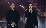 Eli Sharabi, ancien otage, et l'actrice Shani Cohen animent la cérémonie nationale de commémoration marquant le troisième anniversaire du pogrom du 7-Octobre, au parc Yarkon à Tel-Aviv, le 7 octobre 2026. (Crédit : Miriam Alster/Flash90)
