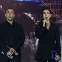 Eli Sharabi, ancien otage, et l'actrice Shani Cohen animent la cérémonie nationale de commémoration marquant le troisième anniversaire du pogrom du 7-Octobre, au parc Yarkon à Tel-Aviv, le 7 octobre 2026. (Crédit : Miriam Alster/Flash90)